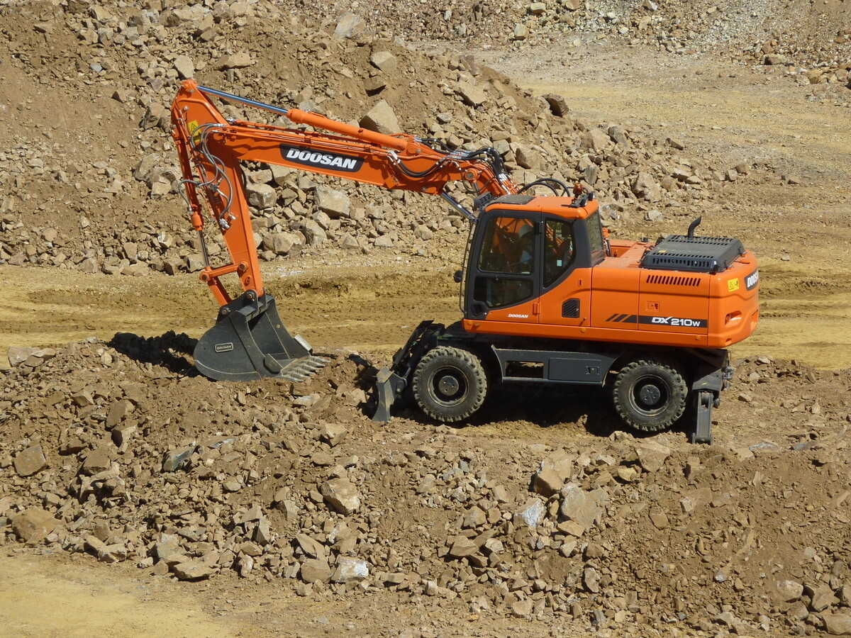 Аренда колесного экскаватора Doosan 210 в Москве по доступной цене